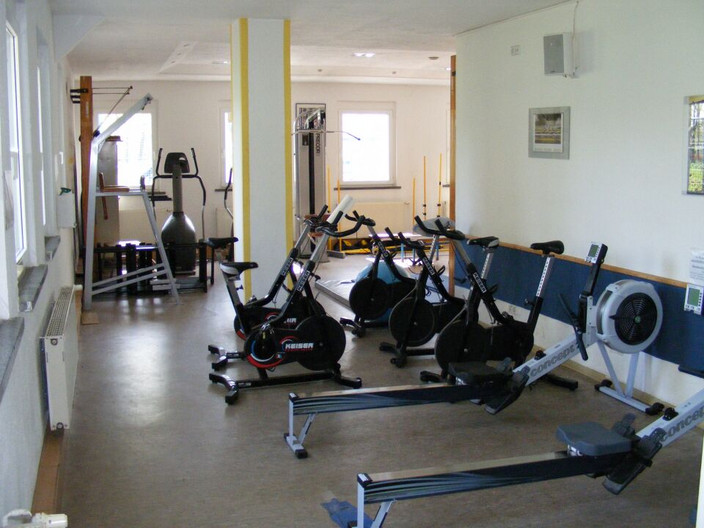 Fitness und Kraftsportgeräte in einem Sportraum