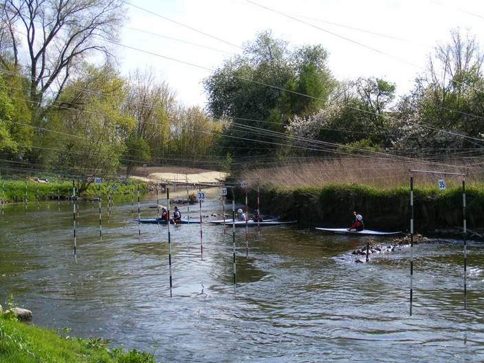 Kanuten auf einer Wasserstrecken mit abgesteckten Wassertoren.
