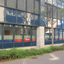 Fensterfront eines blauen Bürogebäudes