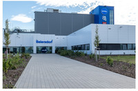 Blick auf das neue Beiersdorf-Werk in Leipzig, im Hintergrund ist blauer Himmel zu sehen