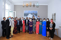 Gruppenbild Vertreter der Stadt Leipzig und des Verein der Vietnamesen im Deutsch-Vietnamesischen-Haus. Die Menschen tragen Mund-Nasenbedeckungen und einzelne Frauen vietnamesische Kleider.