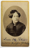 Porträtmedaillon einer Frau mit dunklen Haaren und dunkler, hochgeschlossener Bluse