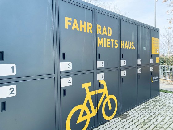 Fahrradboxen mit verschließbaren Fächern für Fahrräder an dem S-Bahnhof Olbrichtstraße in Leipzig