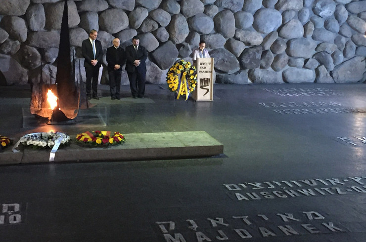 Gedenkstätte Yad Vashem in Israel mit Vertretern eine Leipziger Delegation und niedergelegten Kränzen.