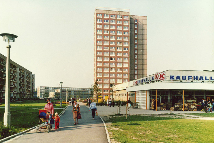 Farbfoto von 1985 in Grünau, Konsum-Kaufhalle im Wohnkomplex 5, Wilhelm-Pieck-Allee heute Stuttgarter Allee