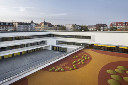 3. Grundschule Gebäudeansicht mit Hof und Spielfläche