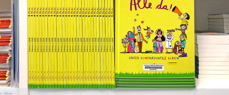 Viele Kinderbücher mit dem Titel "Alle da" stehen in einem Regal