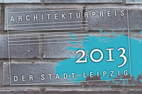 Postkartenmotiv zum Architekturpreis 2013: Logo des Architekturpreises auf eine Ziegelsteinmauer
