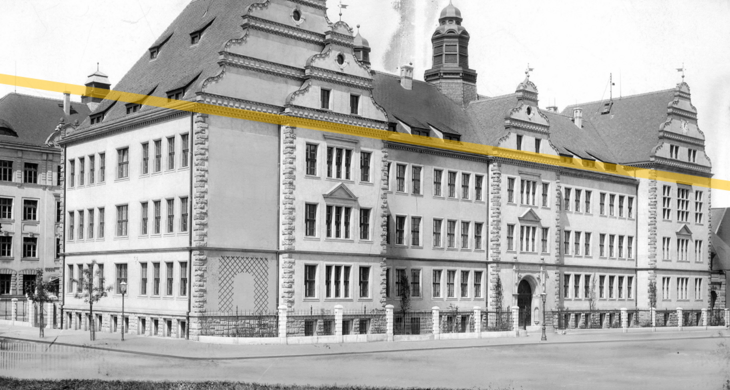 Schwarz-Weiß-Foto des Schulgebäudes der Humboldt-Schule