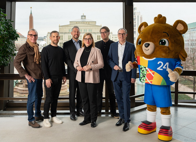 Vertreter der Host City Leipzig und das Maskottchen Albärt bei der offiziellen Präsentation der Planungen zur UEFA Euro Fan Zone in Leipzig.