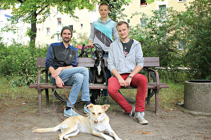 Gruppenbild der Streetworker mit zwei Hunden