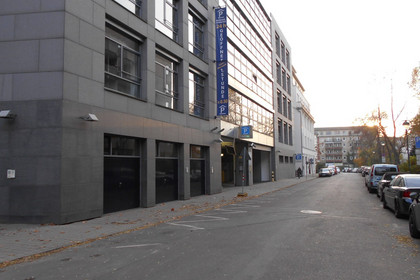 Außenansicht des Gebäudes, in dem sich das Parkhaus Zentralstraße befindet.