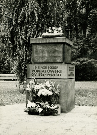 Vor dem Ponitowski-Denkmal liegen Blumen zum 200-jährigen Gedenktag. Das Bild ist um 1980 gemacht worden.