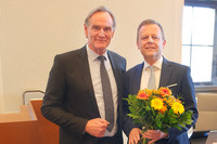 Leipzigs Oberbürgermeister Jung steht neben dem Finanzbürgermeister Torsten Bonew, der soeben für sieben Jahre wiedergewählt wurde.