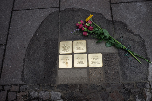 In einem Fußweg sind fünf Stolpersteine mit den Namen "Joske" eingelassen. Dabei liegen einige Blumen.
