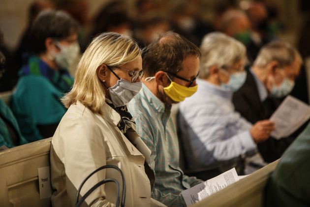 Teilnehmer des Friedensgebetes in der Nikolaikirche mit Mund-Nasen-Bedeckungen