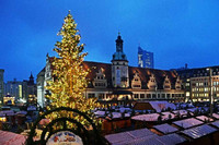 Leipziger Weihnachtsmarkt, Abendstimmung mit Blick über den Marktplatz in Richtung Altes Rathaus