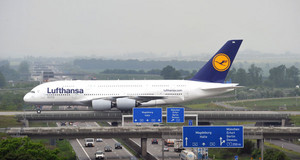 Flughafen Leipzig/Halle - Lufthansa A380 auf der Rollbrücke West