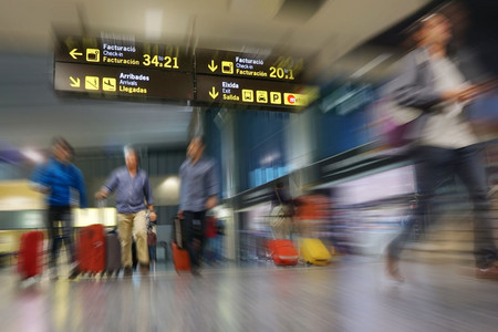 Bild von einem Flughafen mit ab- und anreisenden Personen zum Thema Arbeitsmarkt
