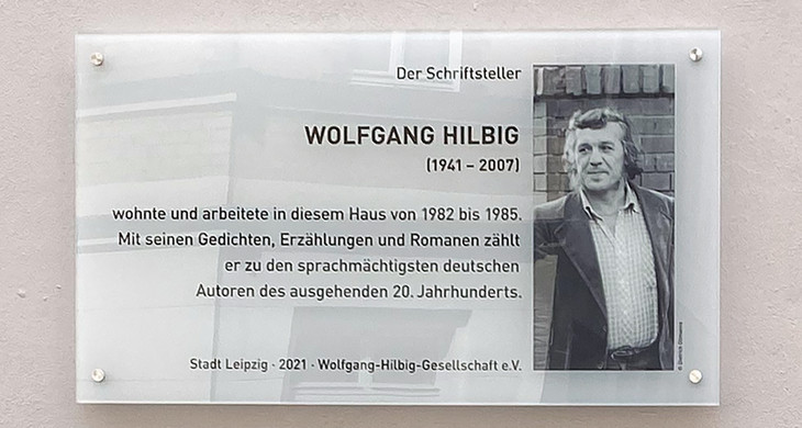 Gedenktafel für den Schriftsteller Wolfgang Hilbig in der Spittastraße 19.