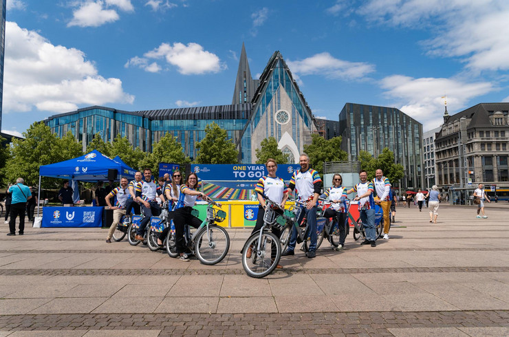 Das Host City Leipzig Projektteam posiert auf nextbike Fahrrädern