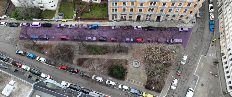 Der Plagwitzer Rathausplatz ist aus Luftperspektive aufgenommen. In dreieckiger Form von drei Straßen umfasst wird durch eine lila Fläche, welche nachträglich in das Foto eingetragen wurde, die potentielle Aktionsfläche gekennzeichnet.