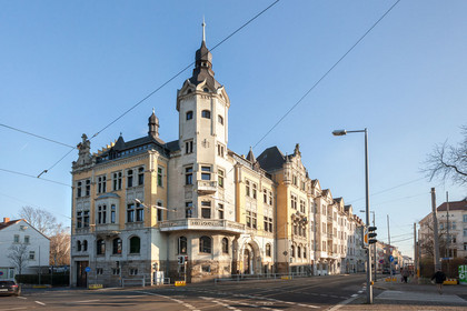 Gebäude Rathaus Leutzsch an einer Straßenkreuzung