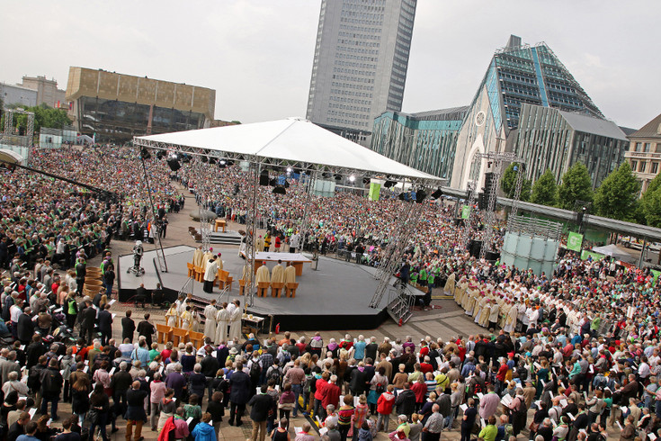 Menschenmassen auf einem Platz zum 100. Deutscher Katholikentag: Eucharistiefeier Fronleichnam auf dem Augustusplatz in Leipzig