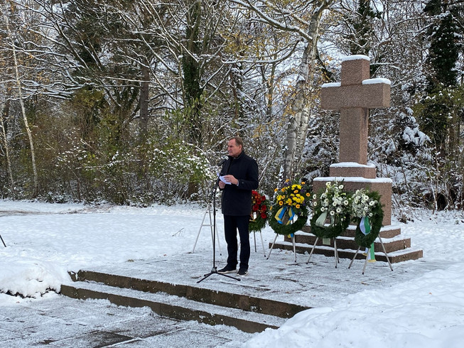 Oberbürgermeister Burkhard Jung hält Rede bei Kranzniederlegung auf dem Südfriedhof