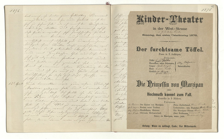 Handschriftliche Einträge in einem alten Kindertagebuch mit dem Ankündigungszettels eines Kindertheaters