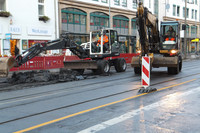 Bagger bei Aufbrucharbeiten in der Karl-Liebknecht-Straße in Vorbereitung des Weicheneinbaus