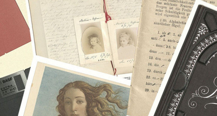 Bildcollage mit verschiedenen Archivalien wie etwa einem Tagebuch, Passbilder, Einband eines Poesiealbums, Diskette und Postkarte mit Motiv der Venus von Botticelli
