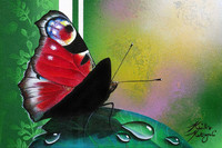 ein gemalter Schmetterling vor einer gestreiften Wand