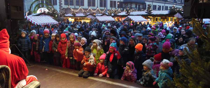 Leipziger Weihnachtsmarkt - Kinder zur Weihnachtsmannsprechstunde