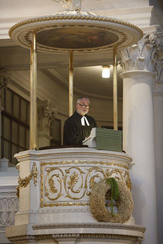 Pfarrer Markus Meckel beim Friedensgebet in der Kanzel der Nikolaikirche