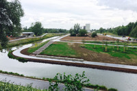 Lindenauer Hafen Gesamtansicht auf den Wasserbau mit Begrünung im Juni 2015
