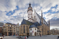 Blick auf die Thomaskirche unter weiß-blauem Himmel