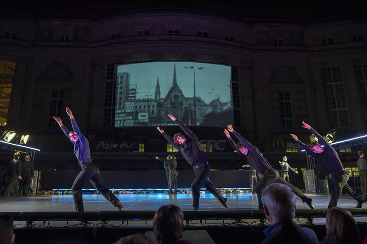 Tanzperformance des Leipziger Balletts unter der Leitung von Mario Schröder und Videoprojektion am Leipziger Hauptbahnhof.