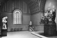 Innenaufnahme im Museum der bildenden Künste, Beethoven-Denkmal von Max Klinger sowie zwei weitere Skulpturen, um 1930
