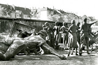 Schwarz-weiß-Bild zeigt zum Einschmelzen abgelegte Denkmale