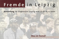 Hintergrundbild mit vielen Menschen unterschiedlicher kultureller Herkunft, darüber der Schriftzug "Fremde in Leipzig. Ausstellung im Stadtarchiv Leipzig vom 22.01-15.12.2000", unten rechts in der Ecke "Was ist fremd?"