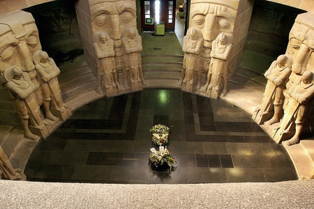 Raum im Inneren des Völkerschlachtdenkmals mit überlebensgroßen Krieger-Steinfiguren an den Wänden.