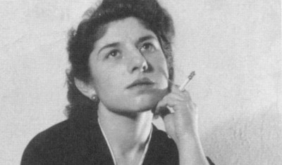 Bild einer jungen Frau mit einer Zigarette in der Hand
