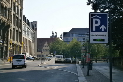 Straße mit Einfahrt zum Parkhaus Marktgalerie. Im Hintergrund ist ein Teil des Alten Rathauses sichtbar.