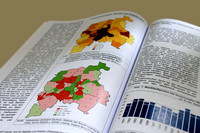Aufgeschlagenes Heft mit zwei farbigen statistischen Karten von Leipzig auf der linken und einem blauen Balkendiagramm auf der rechten Seite
