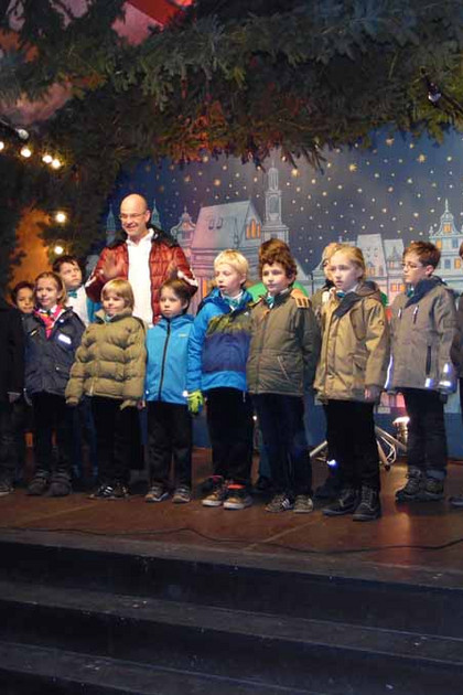 Leipziger Weihnachtsmarkt - singende Kinder auf der Marktbühne