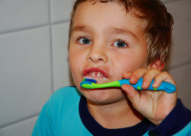 Kleiner Junge, der sich die Zähne putzt