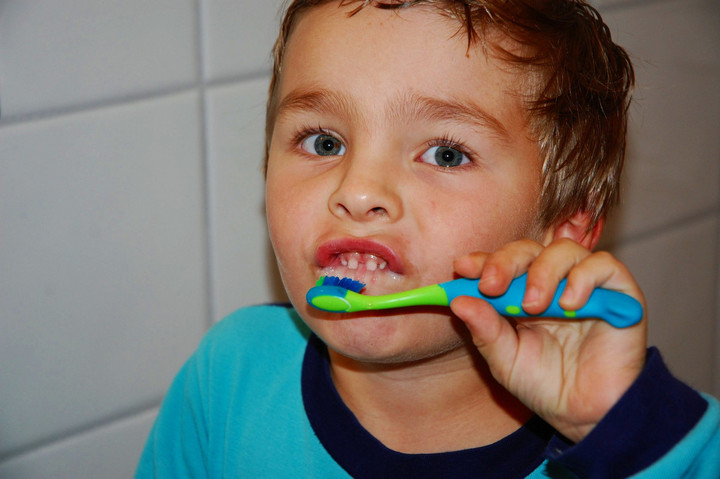 Kleiner Junge, der sich die Zähne putzt