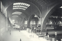 Die Abbildung zeigt den Querbahnsteig des Leipziger Hauptbahnhofes 1939.