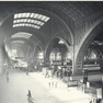 Die Abbildung zeigt den Querbahnsteig des Leipziger Hauptbahnhofes 1939.